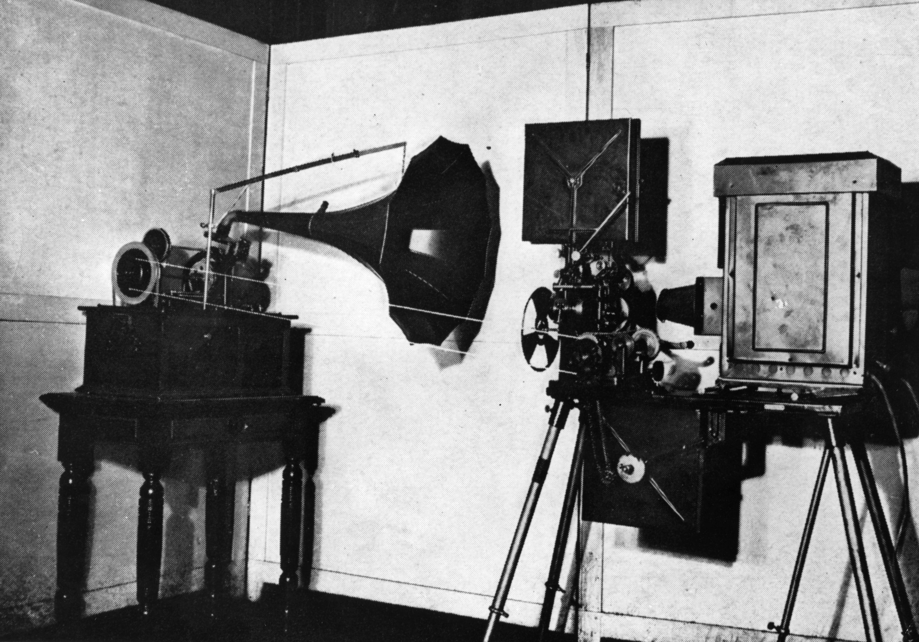 Первый аппарат в мире. Первый киноаппарат 1893. Киноаппарат 1894.